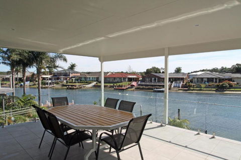 Unbeatable Waterfront Location - Grafton Accommodation 1