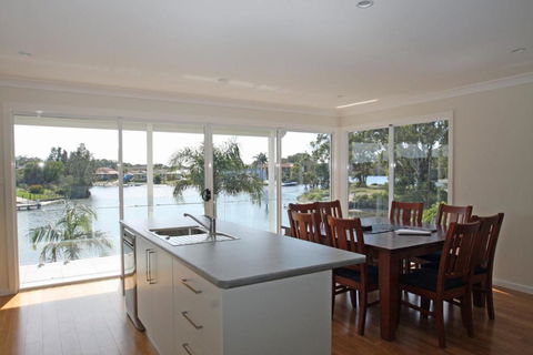Unbeatable Waterfront Location - Grafton Accommodation 4