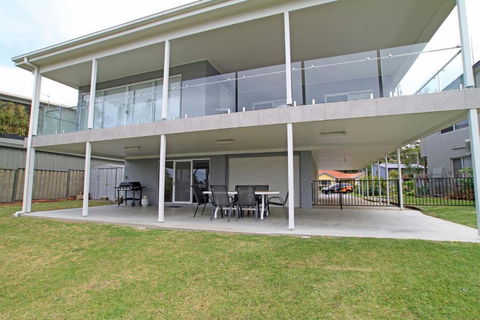 Unbeatable Waterfront Location - Grafton Accommodation 3