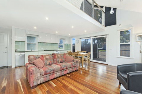 JOHANSSONS PERCH COTTAGE - Grafton Accommodation 0