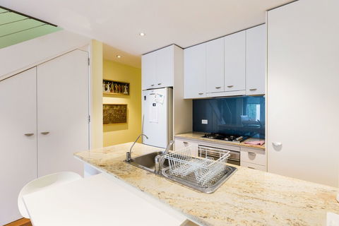 ALEXANDER, 2BDR South Melbourne House - Grafton Accommodation 2