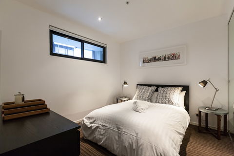 ZACH, 1BDR St.Kilda Apartment - Grafton Accommodation 2