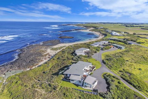 HEARNS BEACHSIDE VILLA 1 - Grafton Accommodation 0