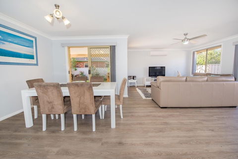 Pebble Pde 1 / 14 Fingal Bay - Grafton Accommodation 3