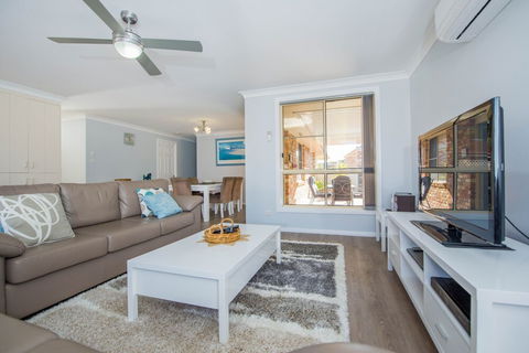 Pebble Pde 1 / 14 Fingal Bay - Grafton Accommodation 4