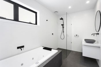 Ocean Grove Chalet - Grafton Accommodation 2