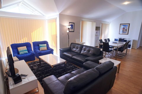 Golf And Beach Retreat - Grafton Accommodation 4