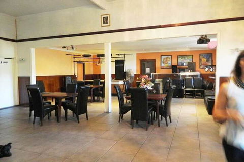 Carlon's Hotel - Grafton Accommodation 4
