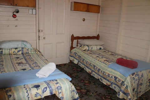 Carlon's Hotel - Grafton Accommodation 3