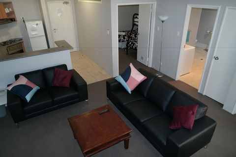 Duke's Apartments - Grafton Accommodation 6