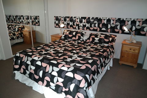 Duke's Apartments - Grafton Accommodation 5