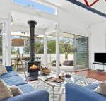 The Boathouse comfortable beachfront home - Grafton Accommodation