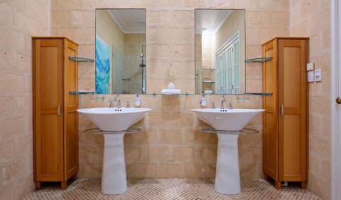 Cherubino Wines Guest Houses - Grafton Accommodation 2