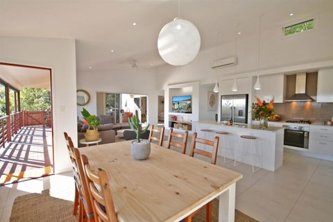 STUNNING HOME WITH SPECTACULAR VIEWS & CLOSE TO THE BEACH - Grafton Accommodation 4