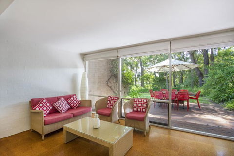 6 / 1 Riversdale Ave Mollymook Exclusive - Grafton Accommodation 2
