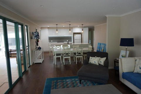 7 Belle Court Rainbow Shores Huge Beach House Ducted Air Con Pets Welcome - Grafton Accommodation 6