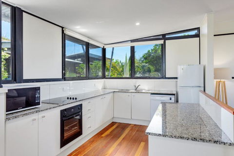Surfside Beach House 17 Rainbow Shores Swimming Pool 2 Minute Walk To Beach Air Conditioning Relax Here - Grafton Accommodation 6