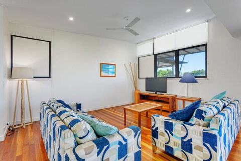 Surfside Beach House 17 Rainbow Shores Swimming Pool 2 Minute Walk To Beach Air Conditioning Relax Here - Grafton Accommodation 3