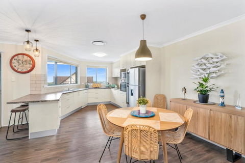 1 33 Tingira Close Rainbow Beach Gorgeous Ocean Views Swimming Pool Air Conditioning - Grafton Accommodation 4