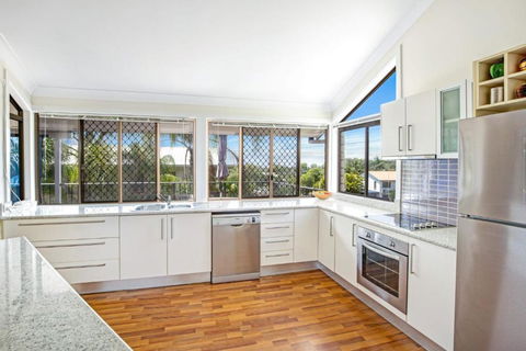 40 Rumbalara Avenue Rainbow Beach Entertain On The Spacious Verandah Overlooking Beautiful Rainbow Beach - Grafton Accommodation 4