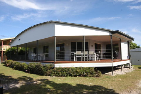 14 Zircon Street Centrally Located Family Home With Covered Deck Close To Patrolled Beach & Shops - Grafton Accommodation 3