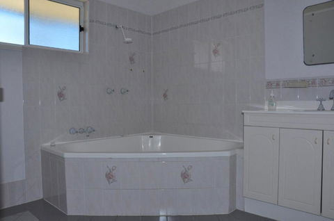 23 Carlo Road Lowset Family Home Within Walking Distance To The Shopping Centre. Pet Friendly - Grafton Accommodation 2