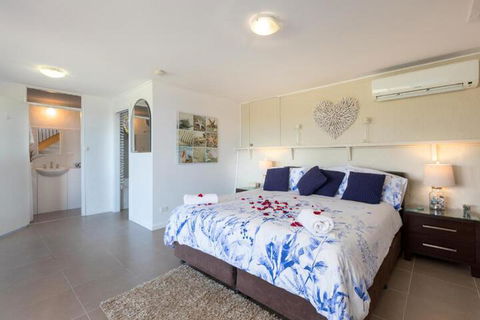 Absolute Oceanfront Cottage - Grafton Accommodation 2
