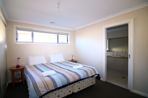The Anchorage By The Lake - Grafton Accommodation 6