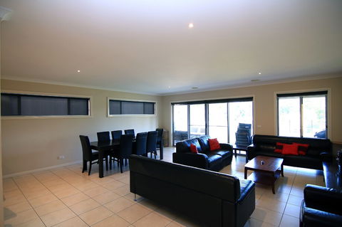 The Anchorage By The Lake - Grafton Accommodation 5