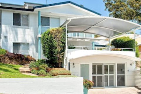 Arabella Stylish Seaside Sanctuary With Views - Grafton Accommodation 0