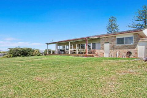 Amazing Aspects Perched Above Tilbury Cove - Grafton Accommodation 7