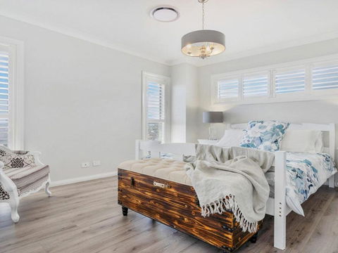 House On The Hill Inspired Coastal Hamptons Vibe - Grafton Accommodation 1