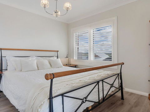 House On The Hill Inspired Coastal Hamptons Vibe - Grafton Accommodation 4