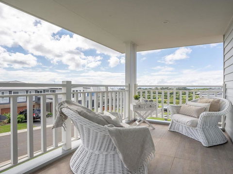 House On The Hill Inspired Coastal Hamptons Vibe - Grafton Accommodation 2