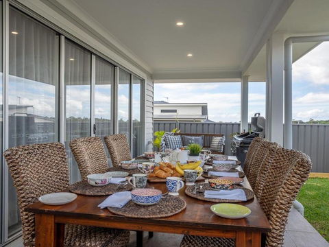 House On The Hill Inspired Coastal Hamptons Vibe - Grafton Accommodation 3