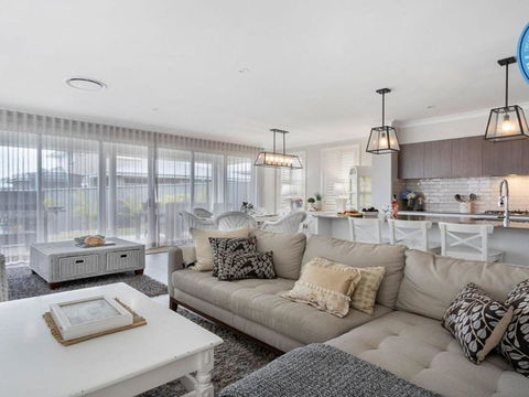 House On The Hill Inspired Coastal Hamptons Vibe - Grafton Accommodation 5