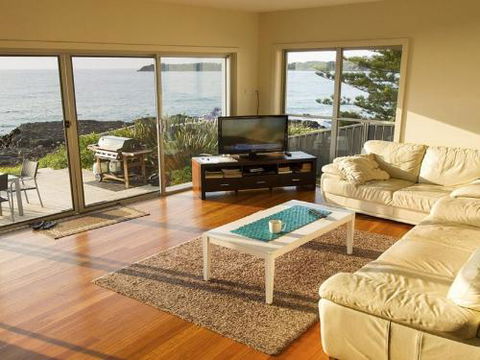 Joness Beach House Perfect Location With Views! - Grafton Accommodation 3