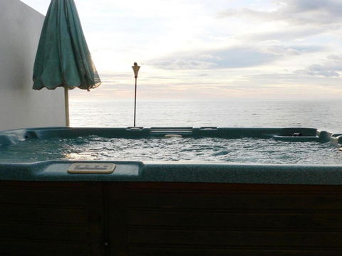 Joness Beach House Perfect Location With Views! - Grafton Accommodation 2