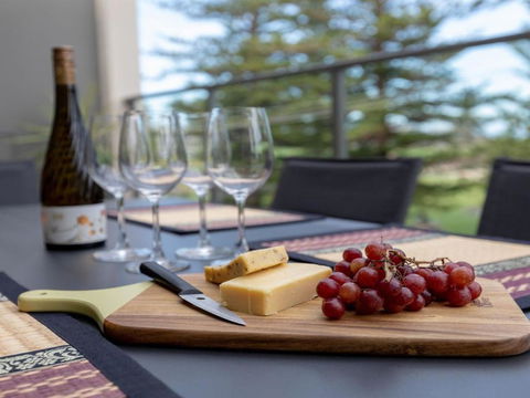 Shore To Please Comfort Cafes & Beaches - Grafton Accommodation 6