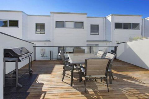 Surf Beach Townhouse - Grafton Accommodation 2