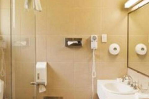Classic Queen Room 2 In Oakleigh - Grafton Accommodation 5