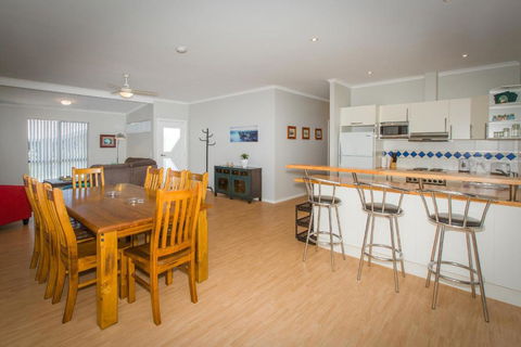 Desert Pea - Grafton Accommodation 5