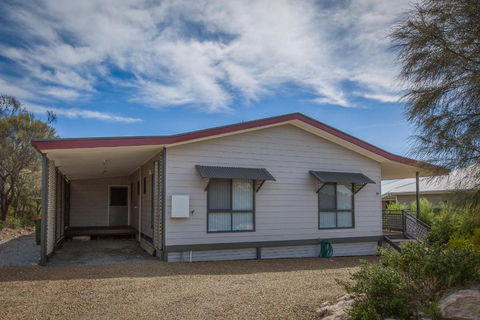 Desert Pea - Grafton Accommodation 6