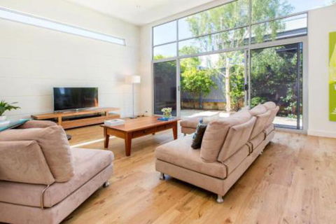 PALM COURT RETREAT MORNINGTON - Grafton Accommodation 0