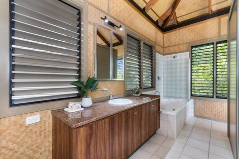 Absolute Beachfront - Grafton Accommodation 7