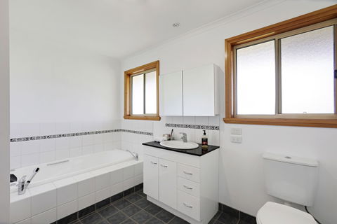 Yarragon 4 Bedroom House In Gippsland - Grafton Accommodation 5