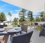 Bathers at the Beach across from Surf Beach - Grafton Accommodation