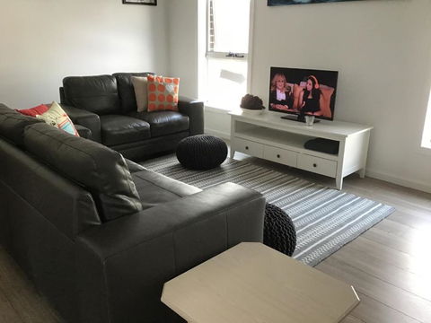Discover Warilla Bright & Airy Townhouse Near The Beach & Lake - Grafton Accommodation 6