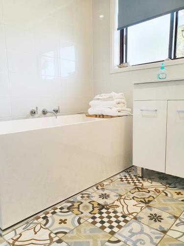 Marazul BEST DEAL Stone Bathtub WIFI Functional - Grafton Accommodation 0