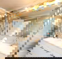 Contemporary 2 Bedroom Beachfront Apartment - Grafton Accommodation
